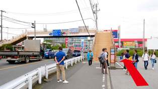 船橋市浜町・いいじま歯科・歩道橋を渡らずにまっすぐ進みます