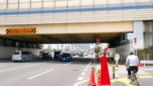 船橋市浜町・いいじま歯科・京葉道路をくぐりまっすぐ進みます