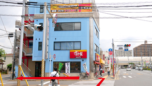 船橋市浜町・いいじま歯科・信号を渡り、すき屋を左に曲がります