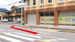 船橋市浜町・いいじま歯科・ノビルキッズが越えて、一つ目の角を曲がります